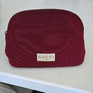 New Never Used Gucci Beauty Cosmetic Bag Burgdany Red Bag Gucci logo on front.